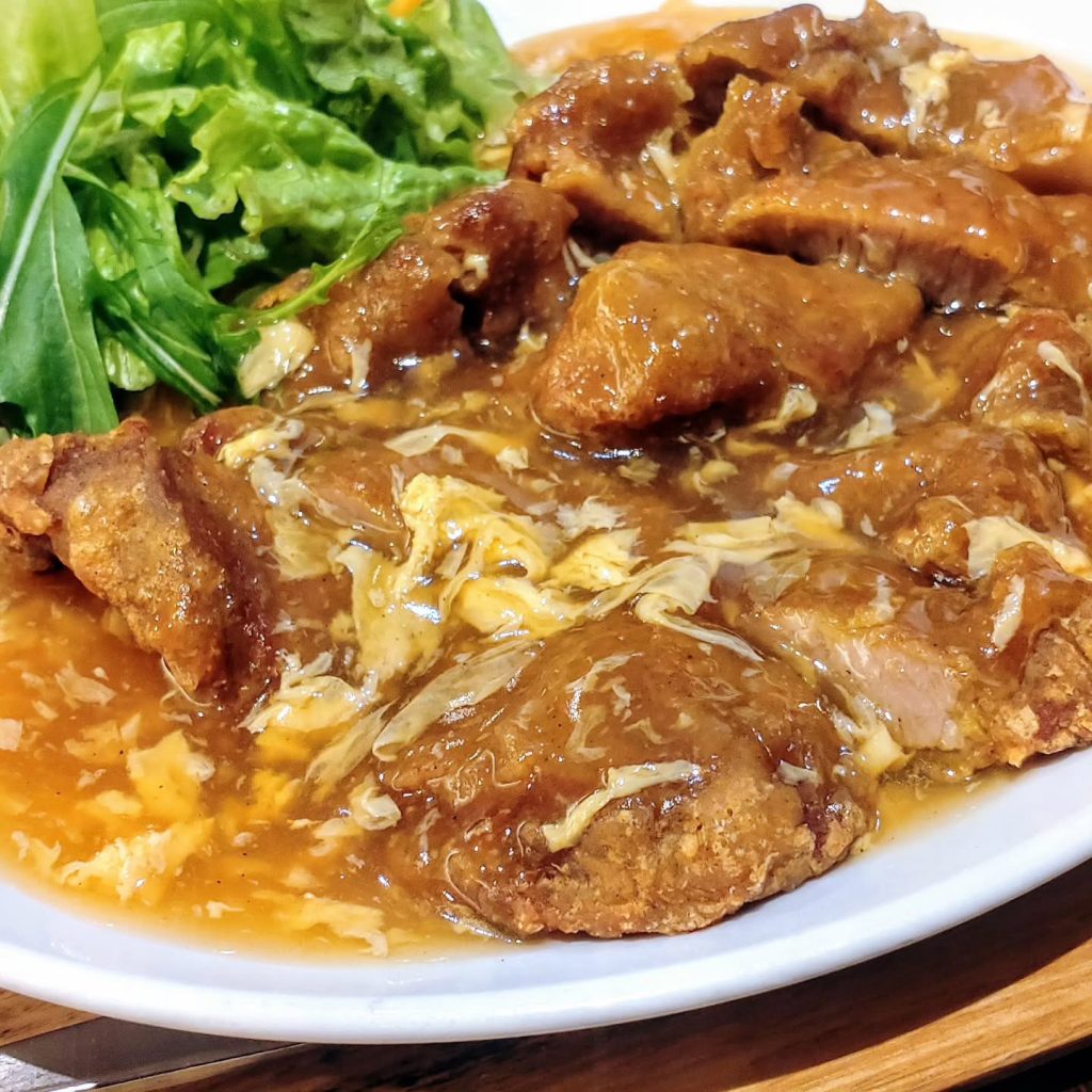 魏飯餃子の中華風カツカレー