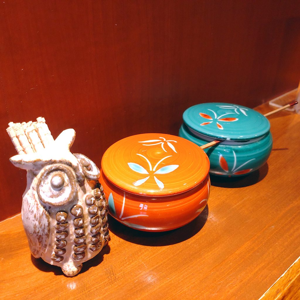 蕎麦もうやんの卓上の七味と岩塩 - 京都市役所前ランチめぐり 蕎麦もうやんの卓上の七味と岩塩