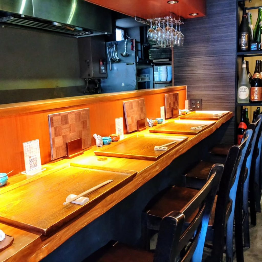 蕎麦もうやんの店内のカウンター席 - 京都市役所前ランチめぐり 蕎麦もうやんの店内のカウンター席