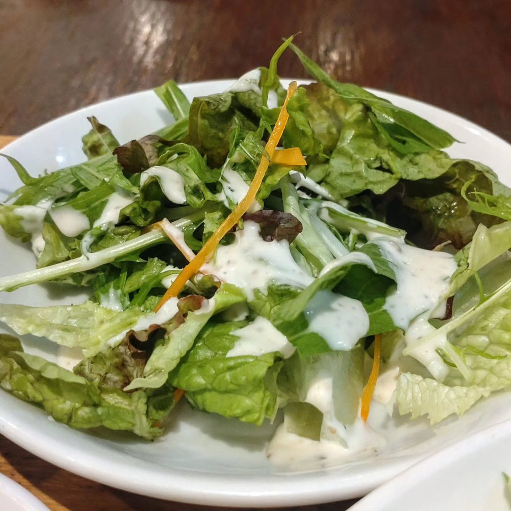 魏飯餃子のランチのサラダ