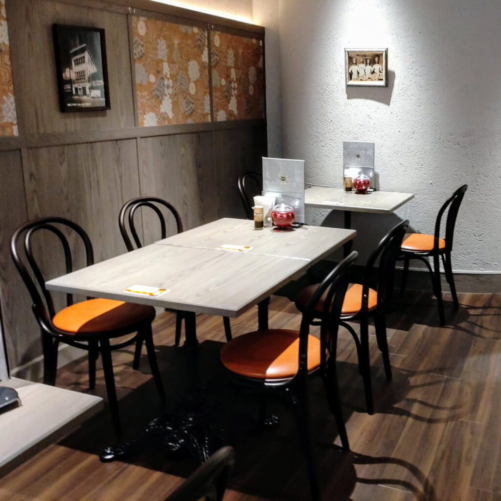 京都洋食 スター食堂 烏丸分店の店内のテーブル席