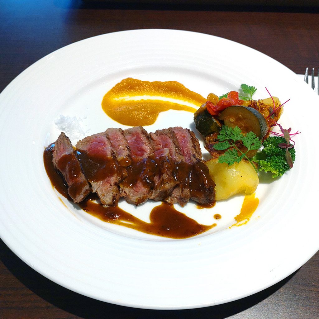 カフェ アレンヌの肉料理