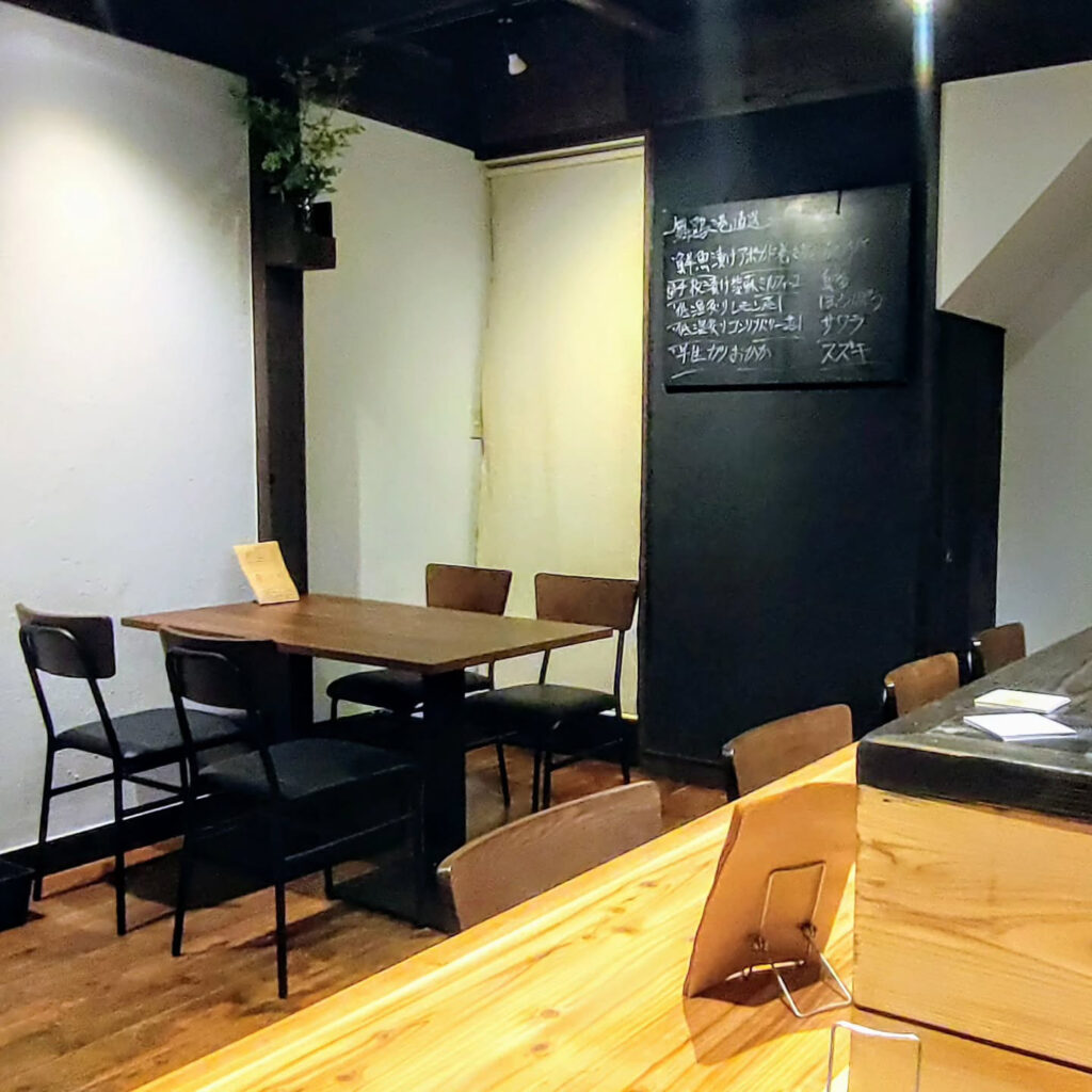 御幸町Km0（キロ／ゼロ）の店内