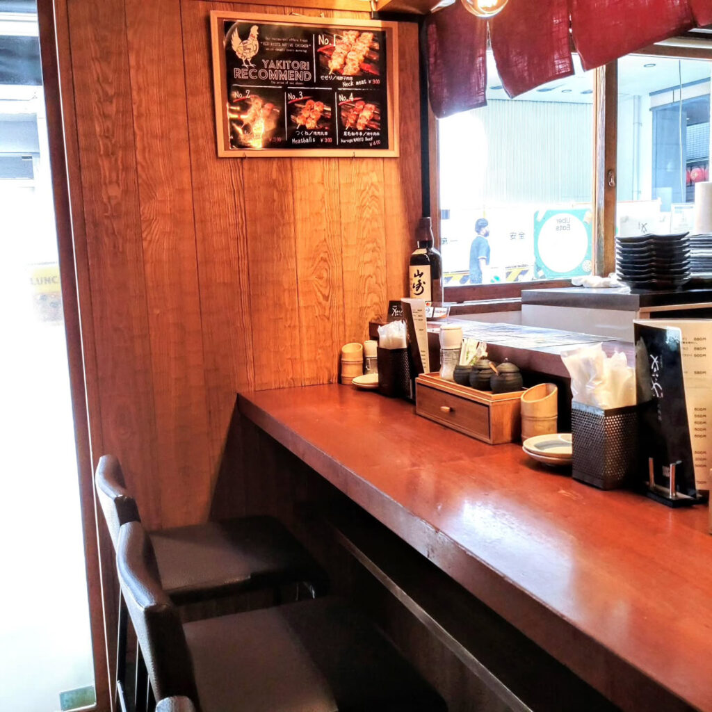 焼鳥 かなざわ 六角店の店内のカウンター席