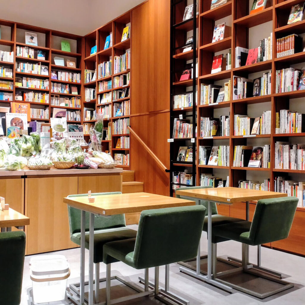 本と野菜 OyOy（おいおい）の店内