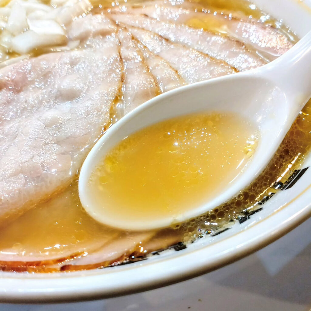 ラーメンムギュ Vol.2 烏丸蛸薬師店のオニバラ白のスープ
