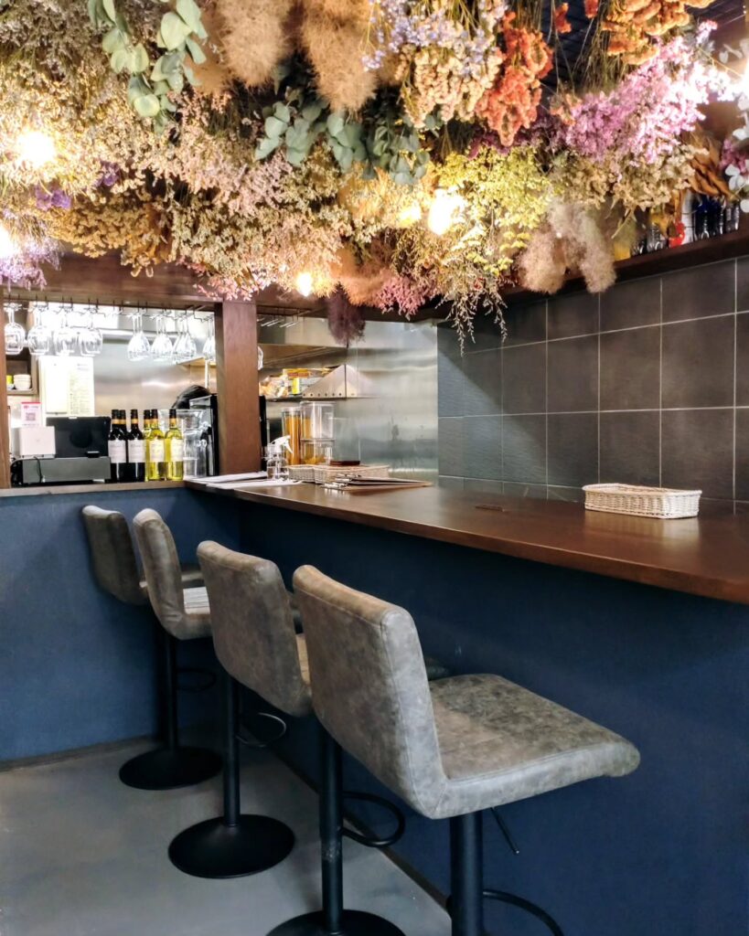 京のカフェ＆バル ベーグル君とぱすたちゃんの店内のカウンター席