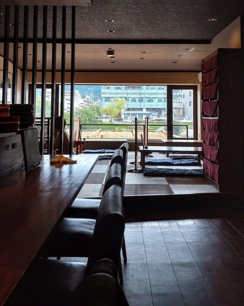 農家野菜 ふたご家 京都先斗町店の鴨川に臨む店内