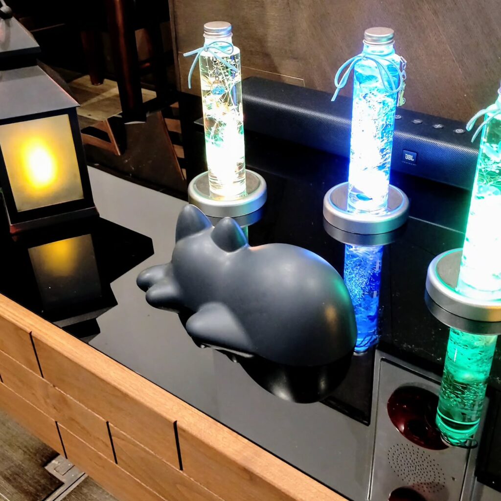 黒カフェの遊び心ある内装