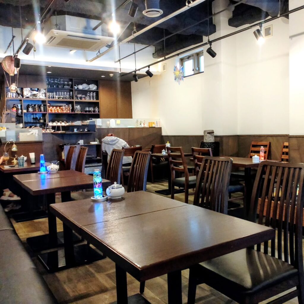 黒カフェの店内のテーブル席