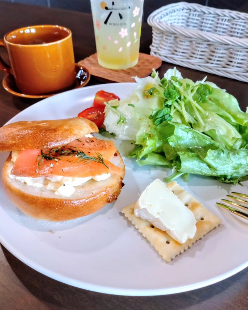 京のカフェ＆バル ベーグル君とぱすたちゃんのベーグルサンドのプレート