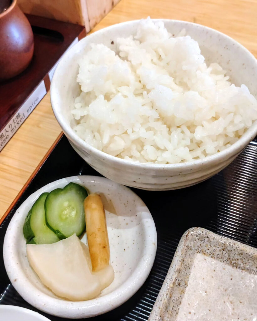 ぎょうざ処 亮昌 新風館の定食のごはんと漬物