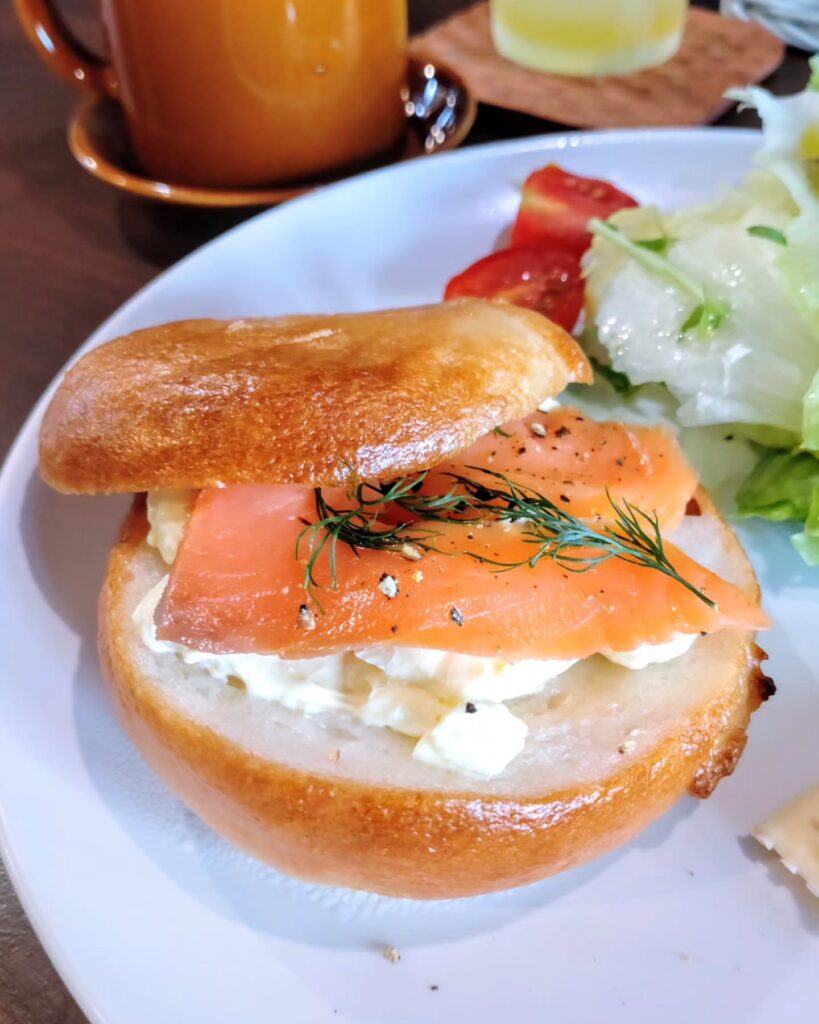 京のカフェ＆バル ベーグル君とぱすたちゃんのスモークサーモンとクリームチーズのベーグルサンド