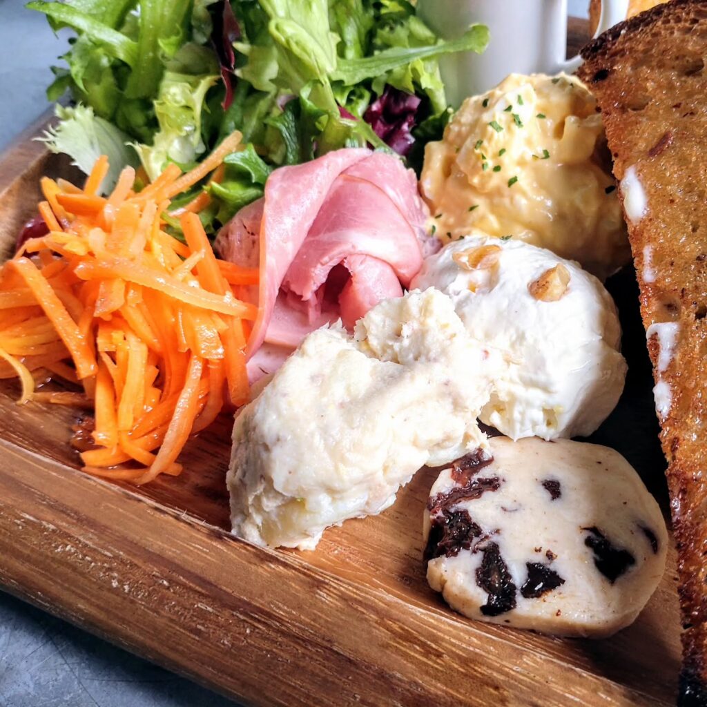 進々堂 御池店のキャロットラペやツナマスタードポテト