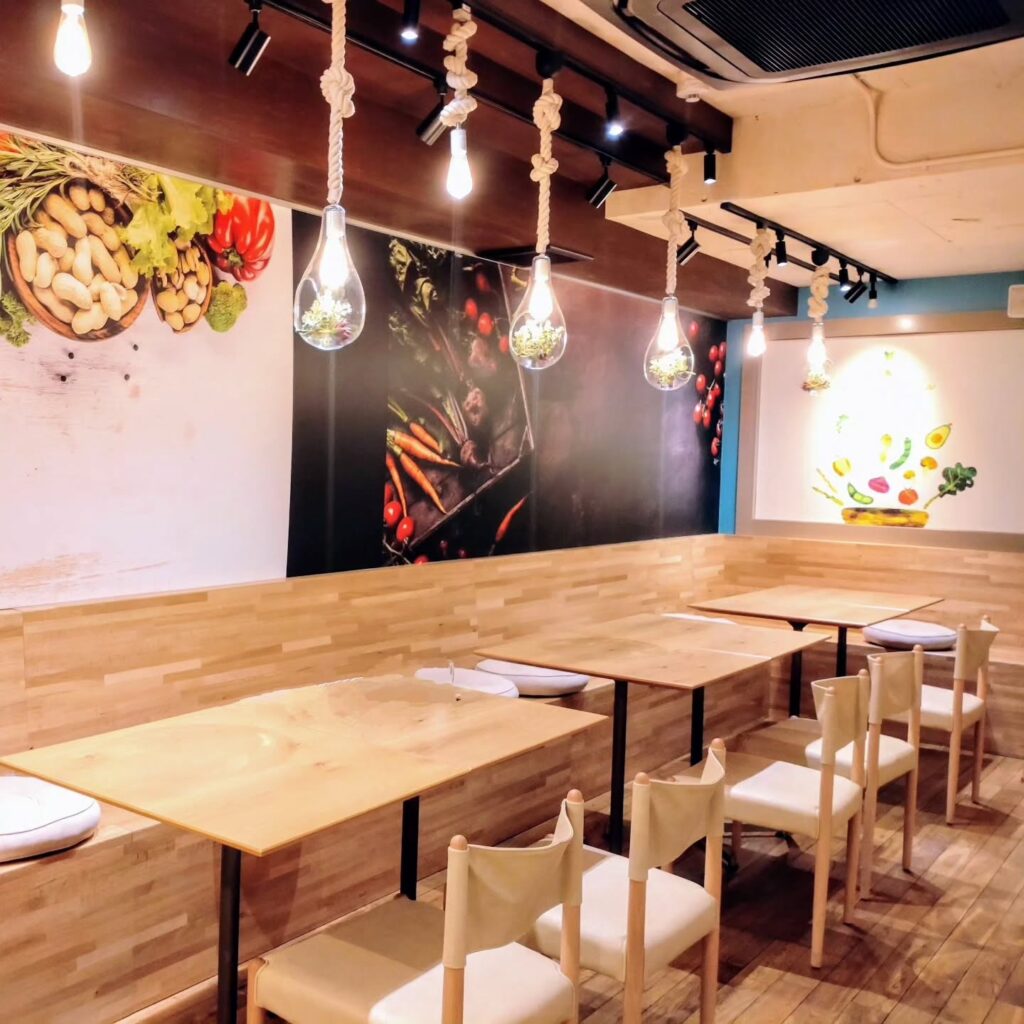 健康CAFE BAL からだにシンプルの店内のテーブル席
