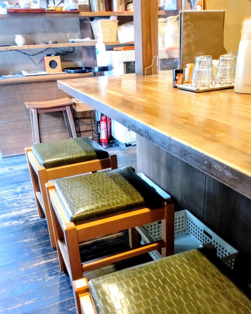 手打ちそば 花ももの店内のカウンター席