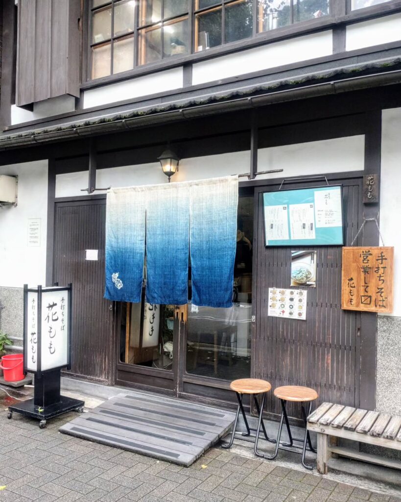手打ちそば 花もものお店の外観