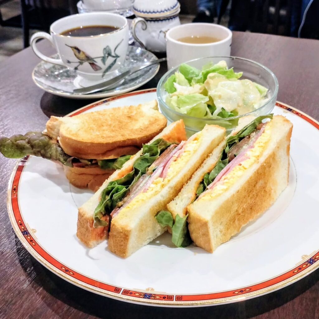 黒カフェのミックスサンド