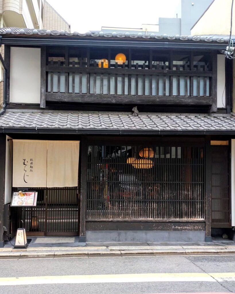 麺処むらじ 柳馬場六角のお店の外観