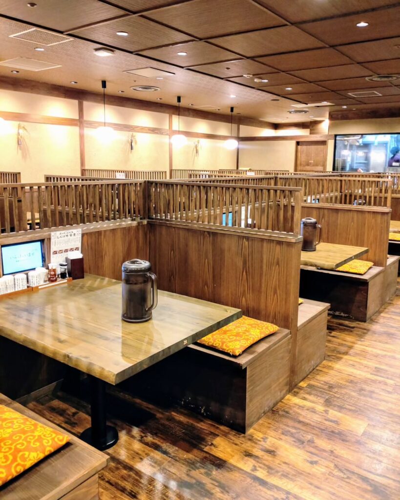 しんぱち食堂 ゼスト御池店の店内のテーブル席