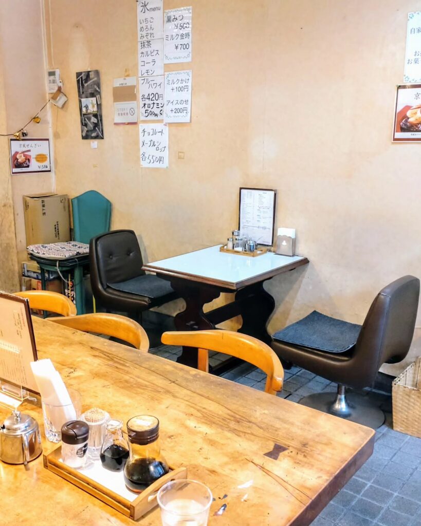 コーヒー・ランチ アーマーの店内のテーブル席