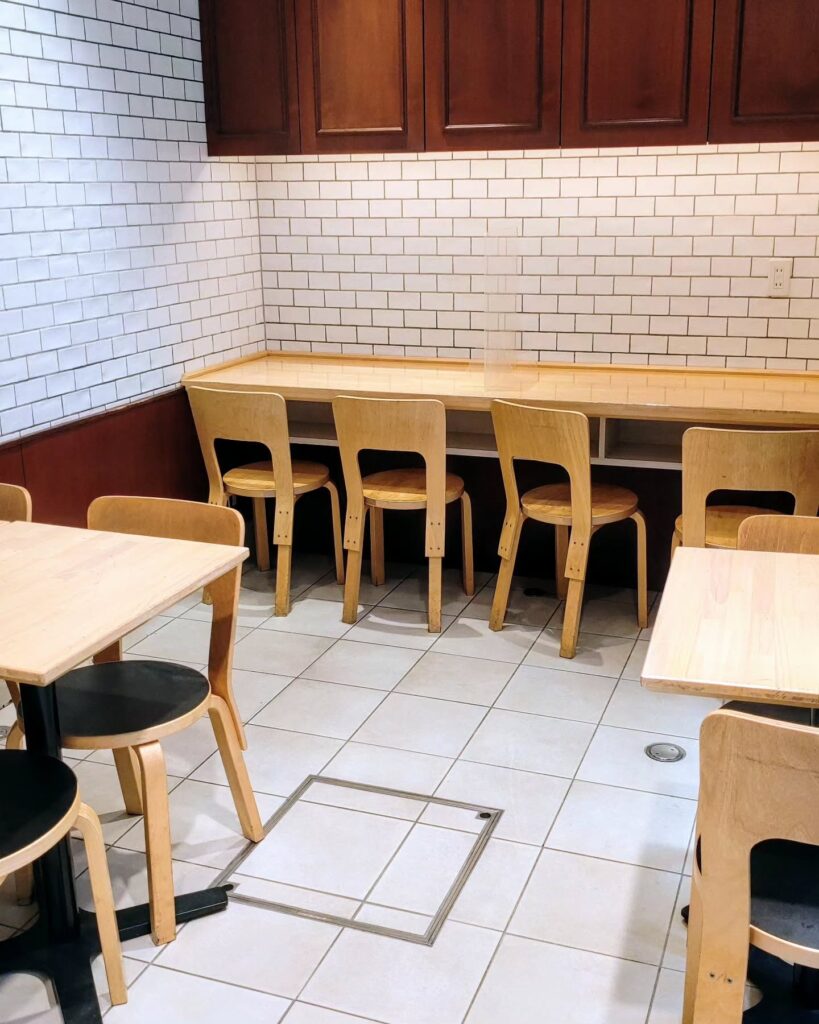 SEASON （シーズン）の店内の席