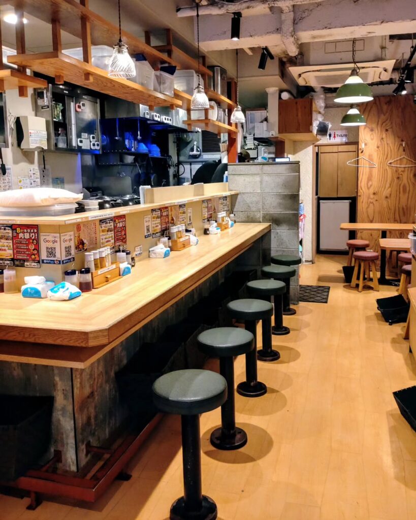 麺屋キラメキ 京都三条の店内のカウンター席