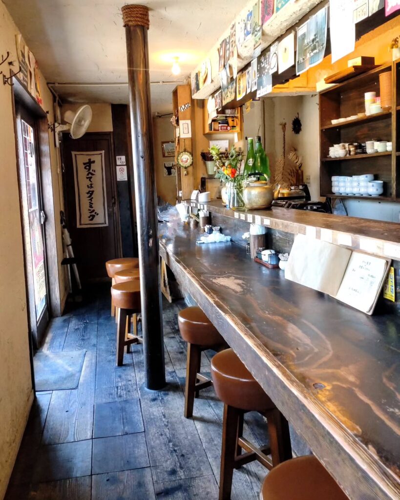 ピニョ食堂の店内のカウンター席