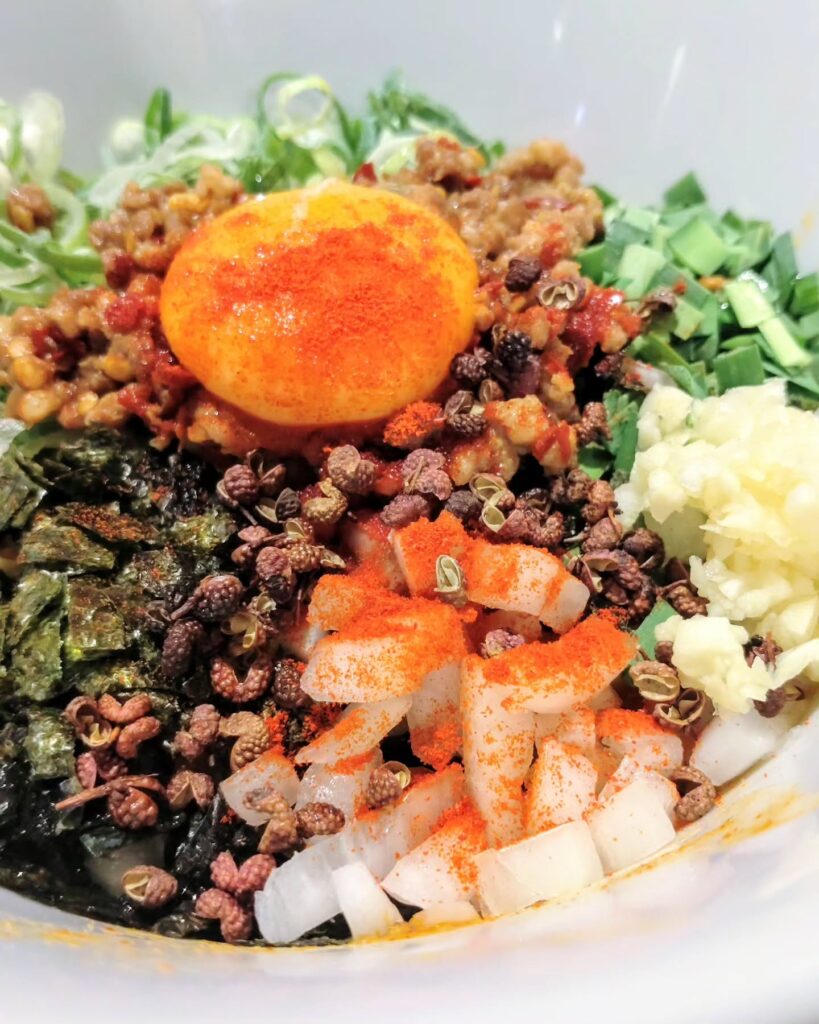 麺屋キラメキ 京都三条のまぜおばの台湾ミンチ・赤花椒・卵黄・刻み玉ねぎ・ニラネギ・刻み海苔