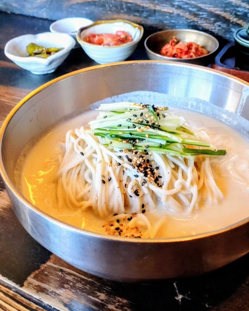 ピニョ食堂のコングッスの定食