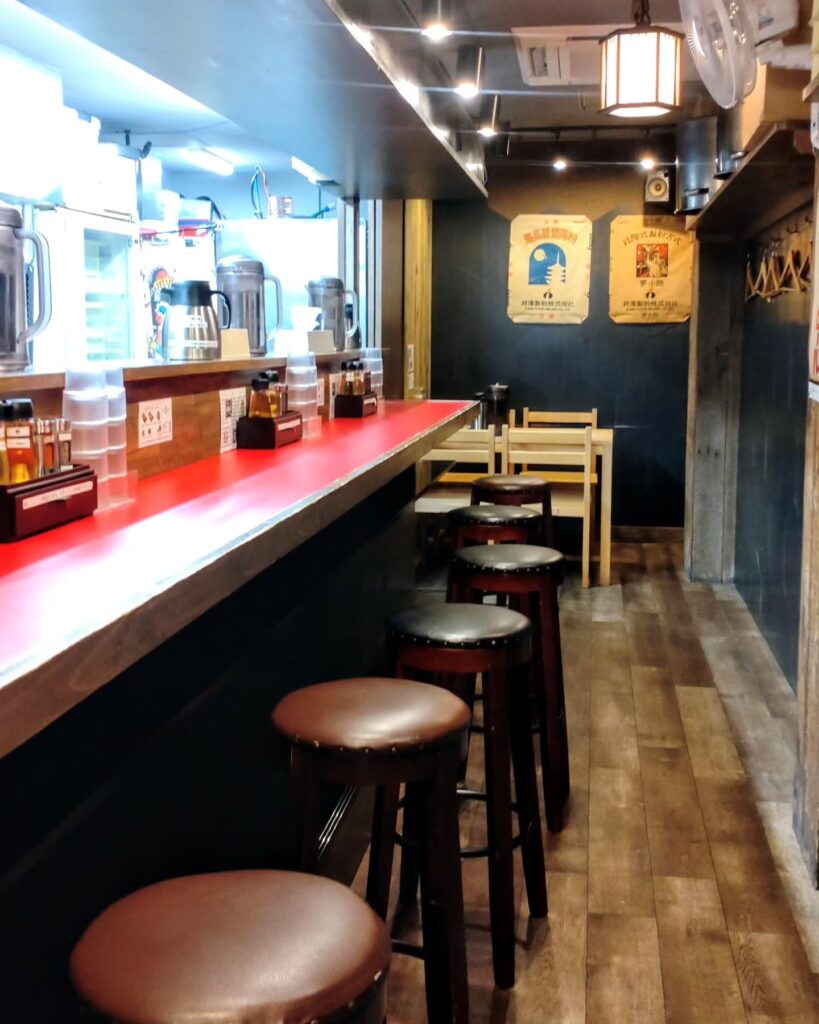 京つけめん つるかめ 六角の店内のカウンター席