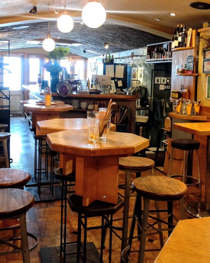 IL LAGO（イル ラーゴ）の店内のテーブル席