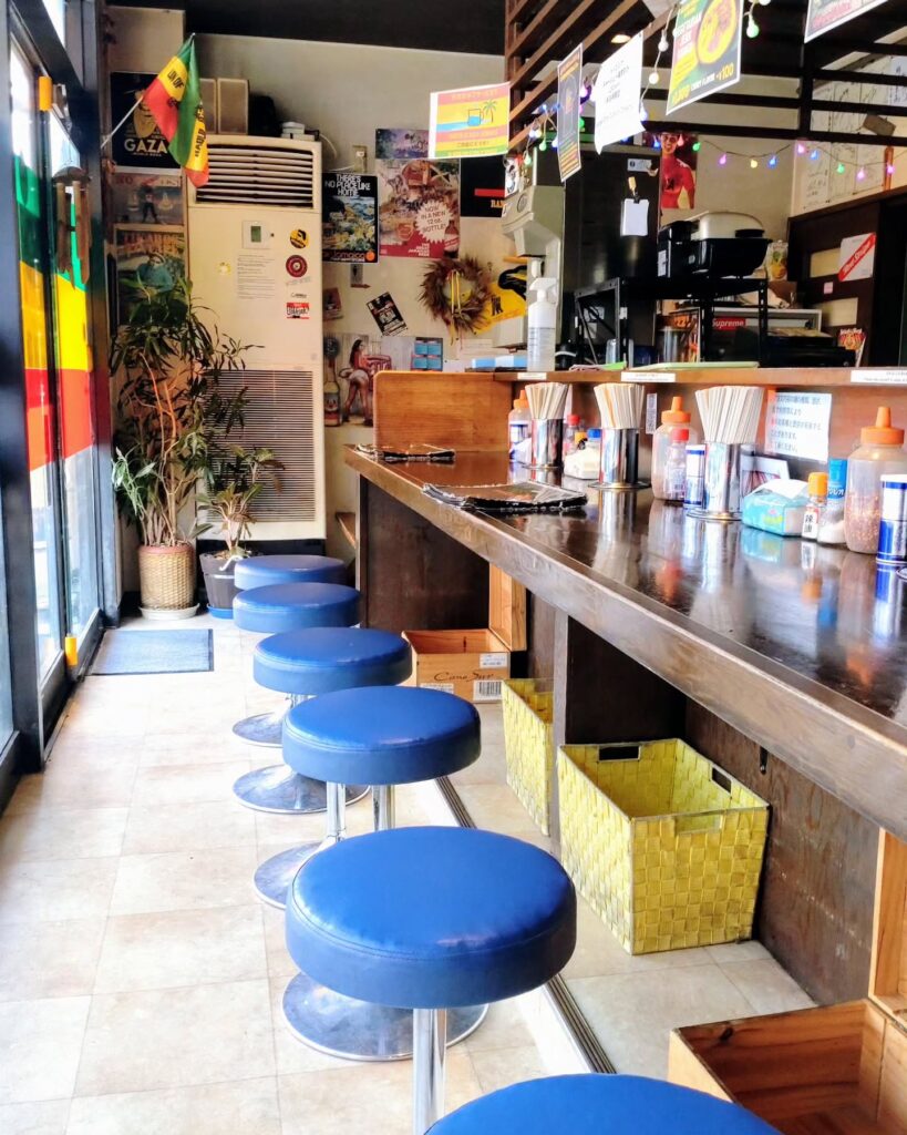 いっちゃんラーメンの店内のカウンター席