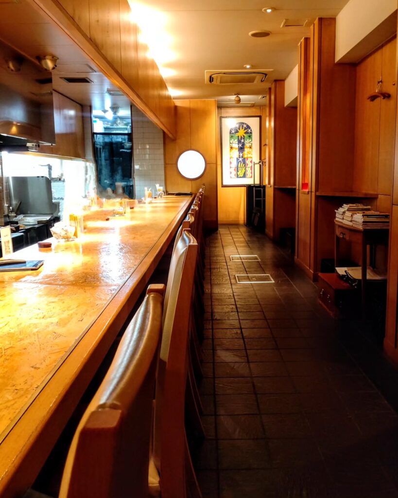 肉専科 はふう 本店の店内のカウンター席