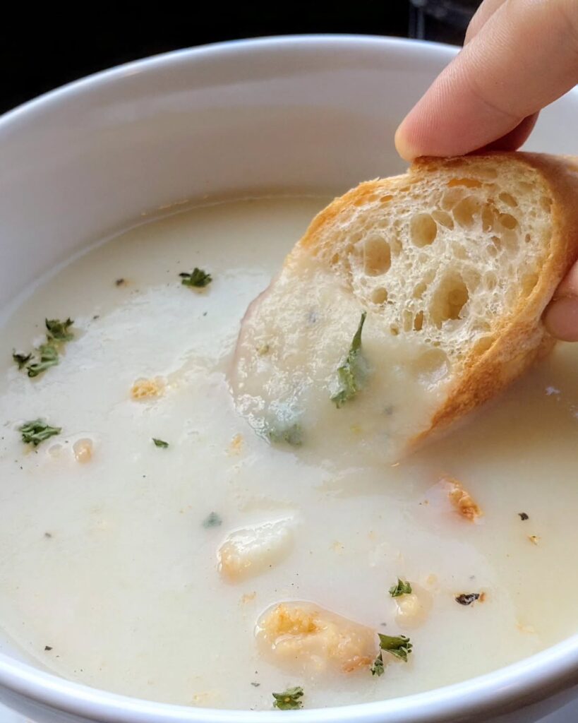 Cafe KOCSI（カフェ コチ）のスープとパン