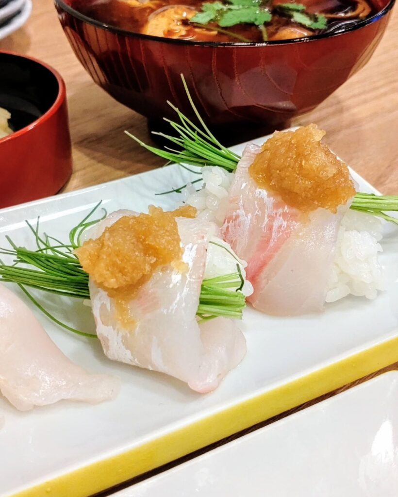 ニューすしセンター 木屋町のタイ腹芽ネギの寿司