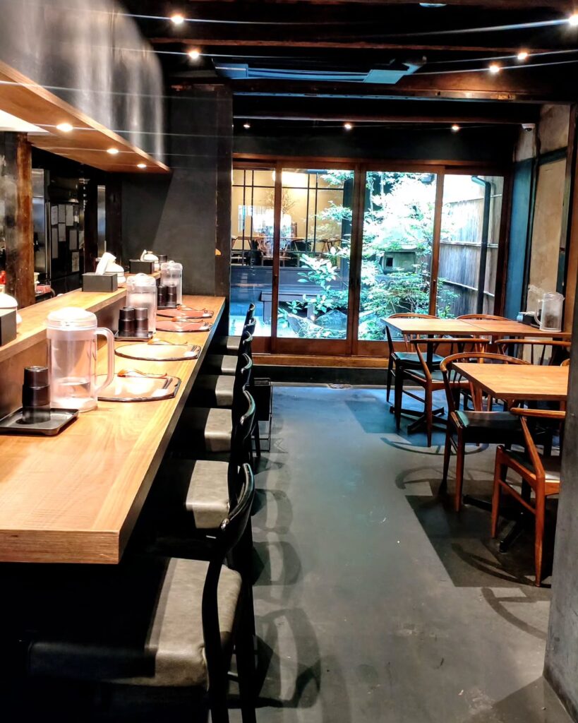 麺処むらじ 柳馬場六角の店内