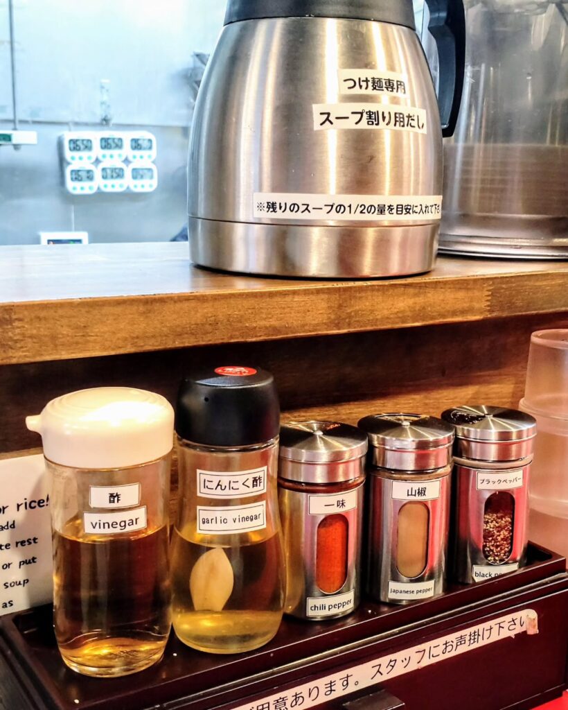 京つけめん つるかめ 六角の卓上調味料