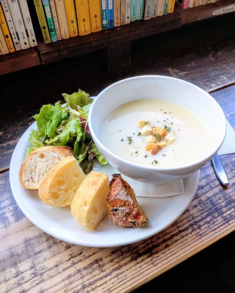 Cafe KOCSI（カフェ コチ）の本日のスープとパン