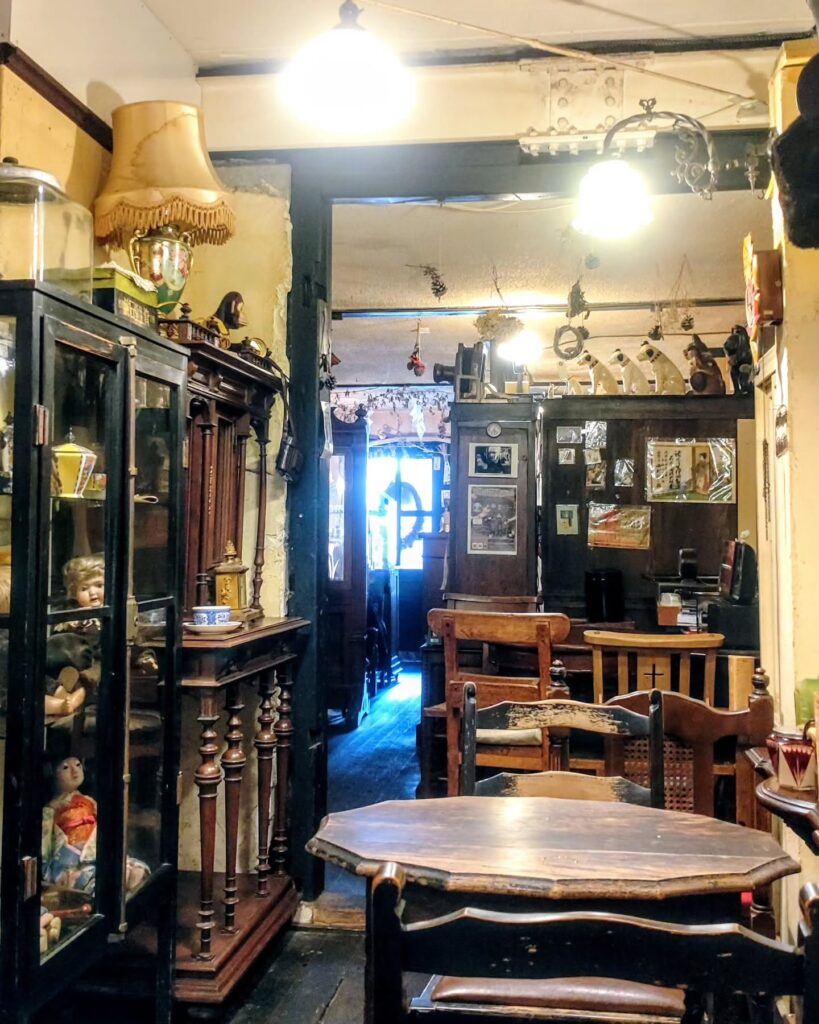 wright商會（ライトしょうかい） 三条店のアンティークな店内