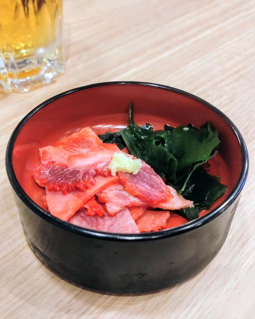 ニューすしセンター 木屋町のお通しのくじらベーコン