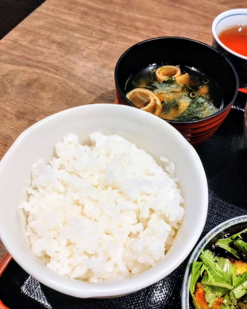 和食堂 SUGIZEN（スギゼン）のランチのごはんと味噌汁