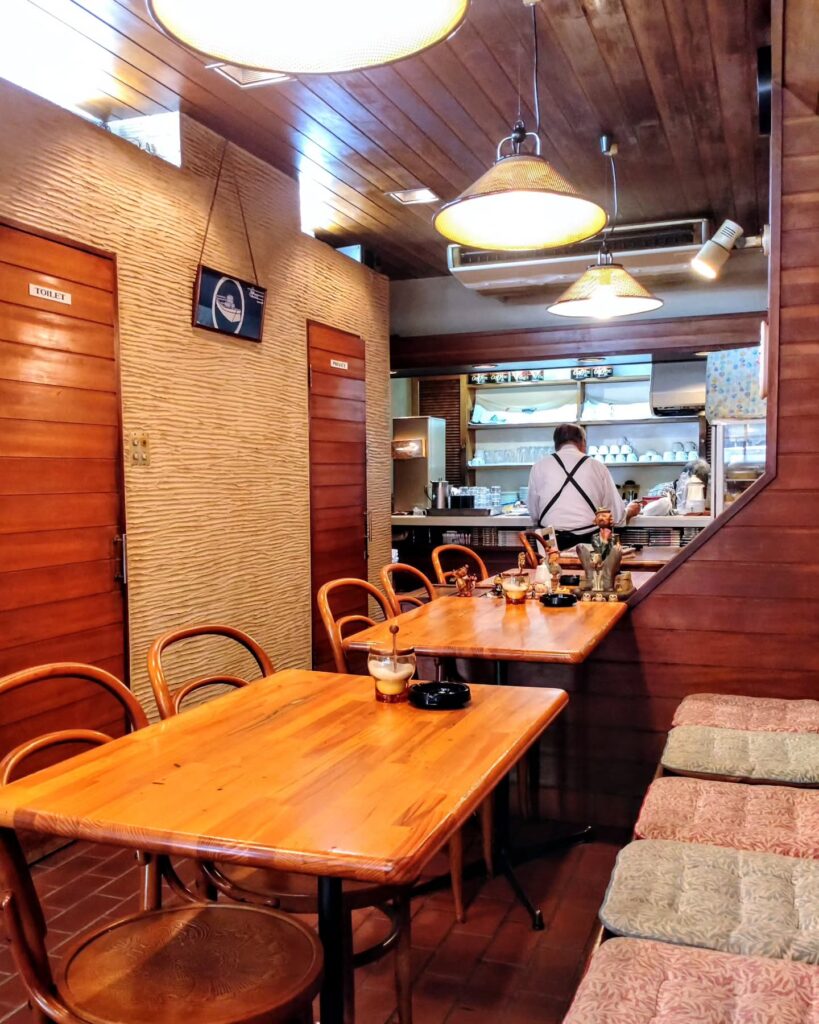 FLINGHT IN 喜久屋（フライトイン きくや）の店内のテーブル席