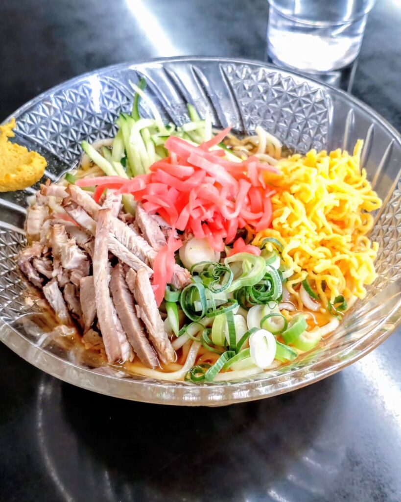 山の家のガラスの器の冷麺