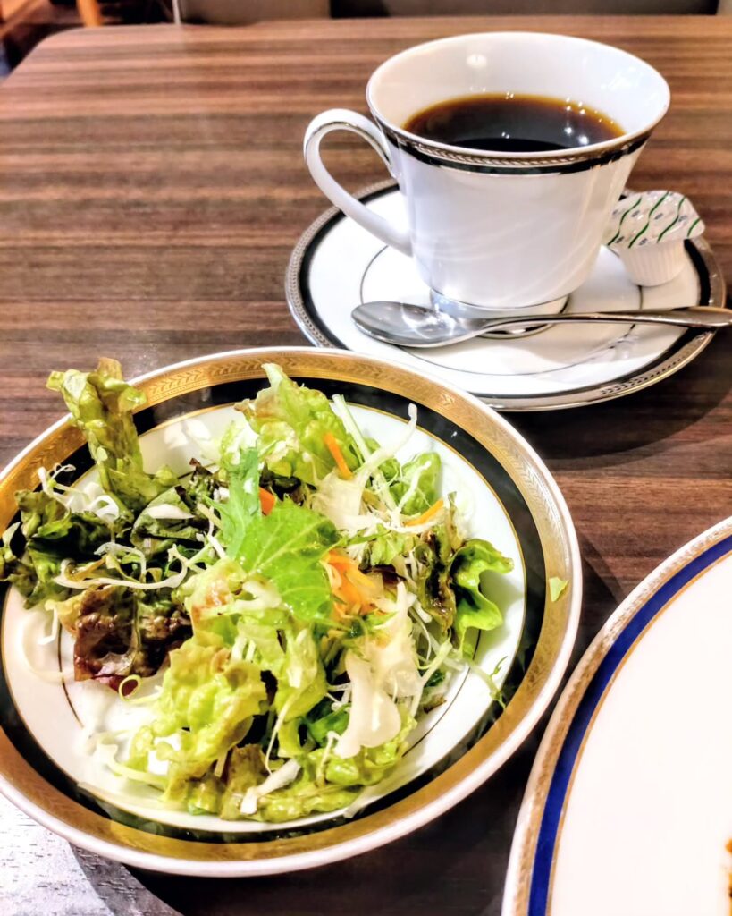 MARUZEN cafe(マルゼン カフェ) 京都店のランチセットのサラダとコーヒー - 京都市役所前ランチめぐり MARUZEN cafe(マルゼン カフェ) 京都店のランチセットのサラダとコーヒー