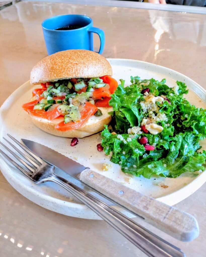 LIGNUM(リグナム)のスモークサーモンとクリームチーズのベーグルサンドのプレート - 京都市役所前ランチめぐり LIGNUM(リグナム)のスモークサーモンとクリームチーズのベーグルサンドのプレート