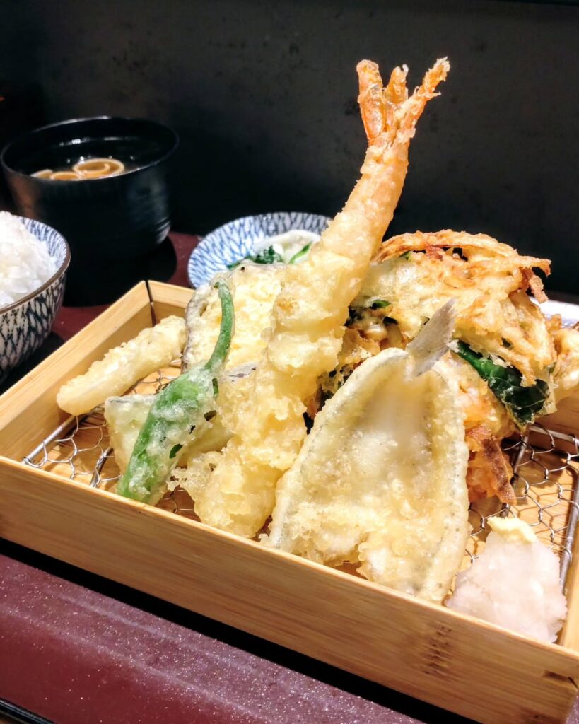 天ぷら 天寅 新風館店の海老天キス天など