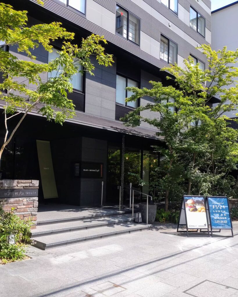 BLUE BOOKS cafe（ブルーブックスカフェ） 京都のお店があるホテルの外観