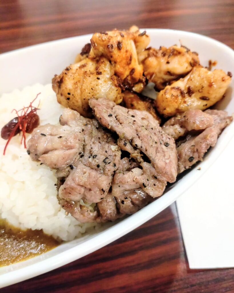 先斗町薬膳カレーの特製スパイスのチキンティッカカレーのラムステーキ