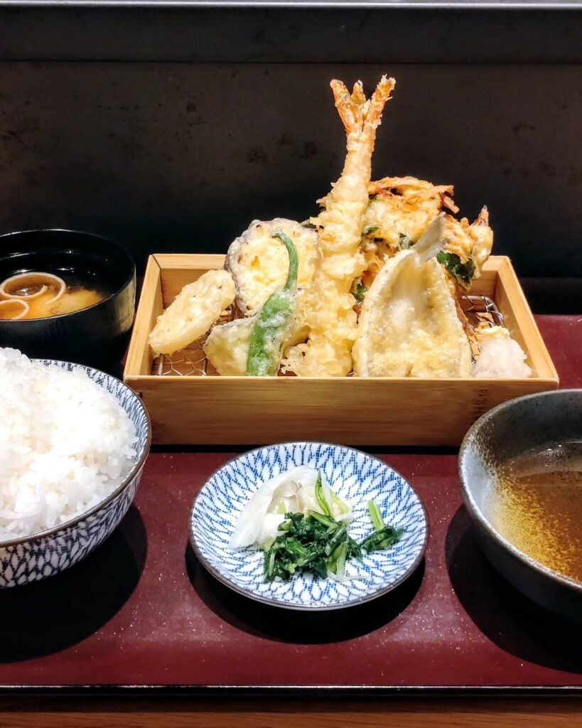 天ぷら 天寅 新風館店の天ぷらの盛り合わせと定食